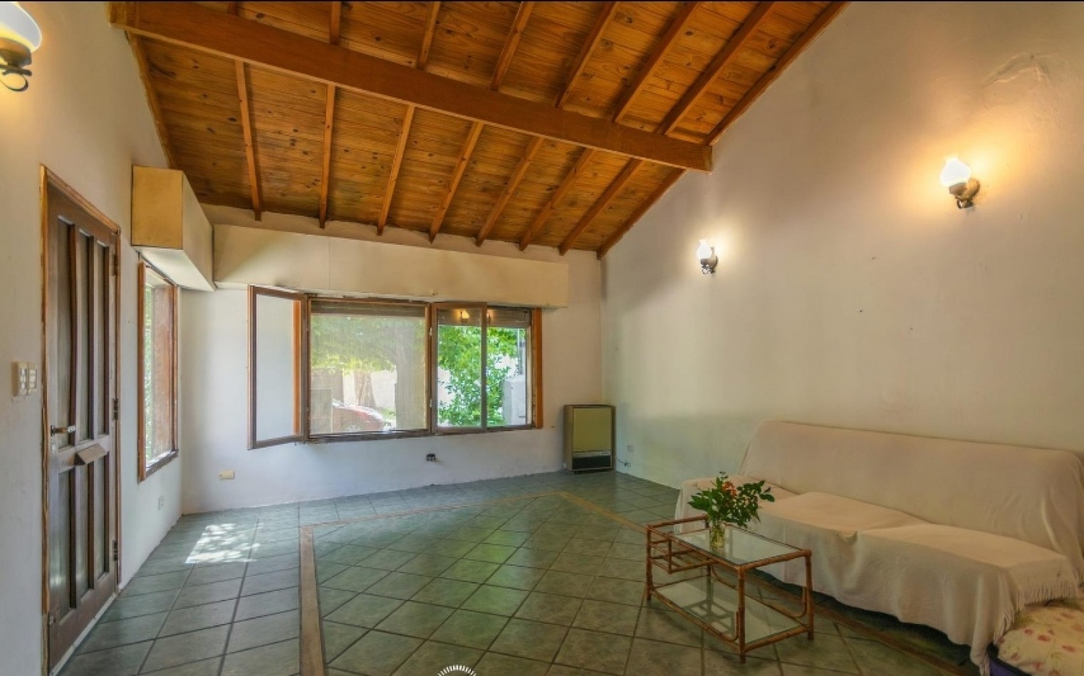 CASA DE 3 AMBIENTES + DEPARTAMENTO DE 2 AMBIENTES