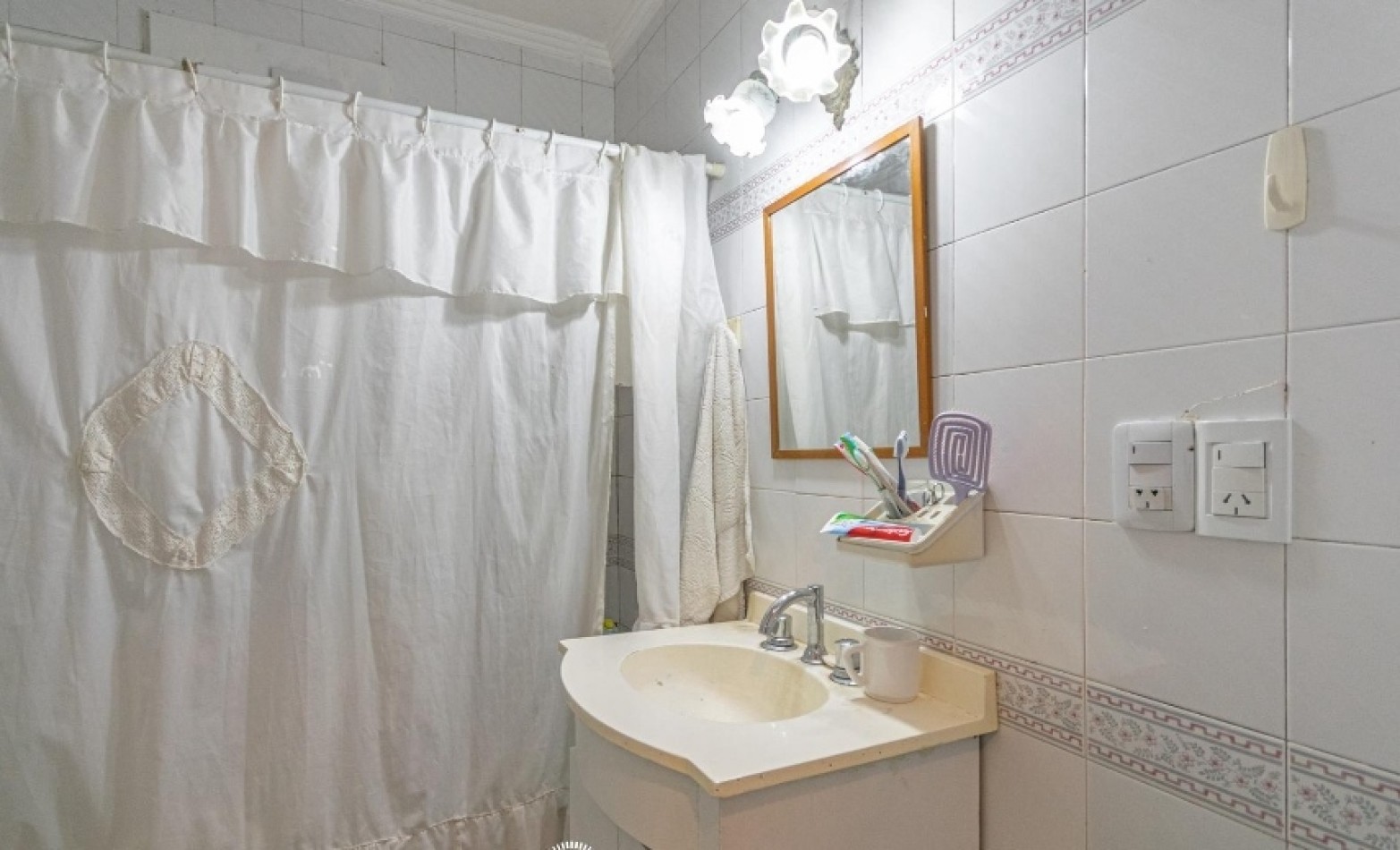 CASA DE 3 AMBIENTES + DEPARTAMENTO DE 2 AMBIENTES