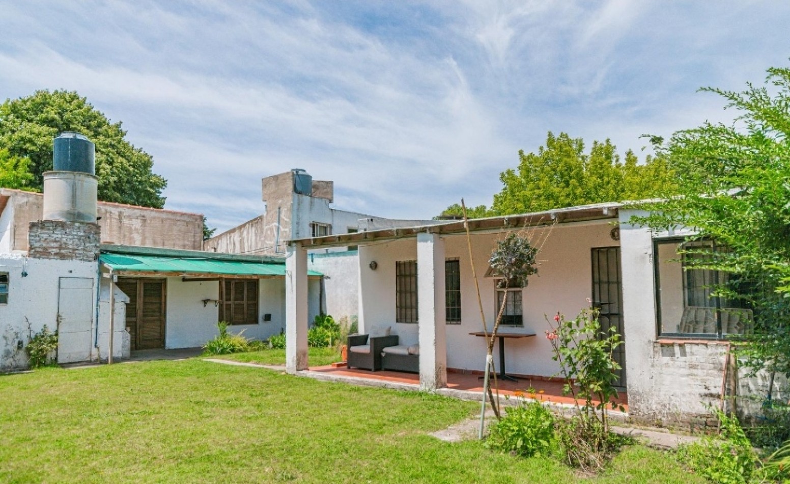 CASA DE 3 AMBIENTES + DEPARTAMENTO DE 2 AMBIENTES