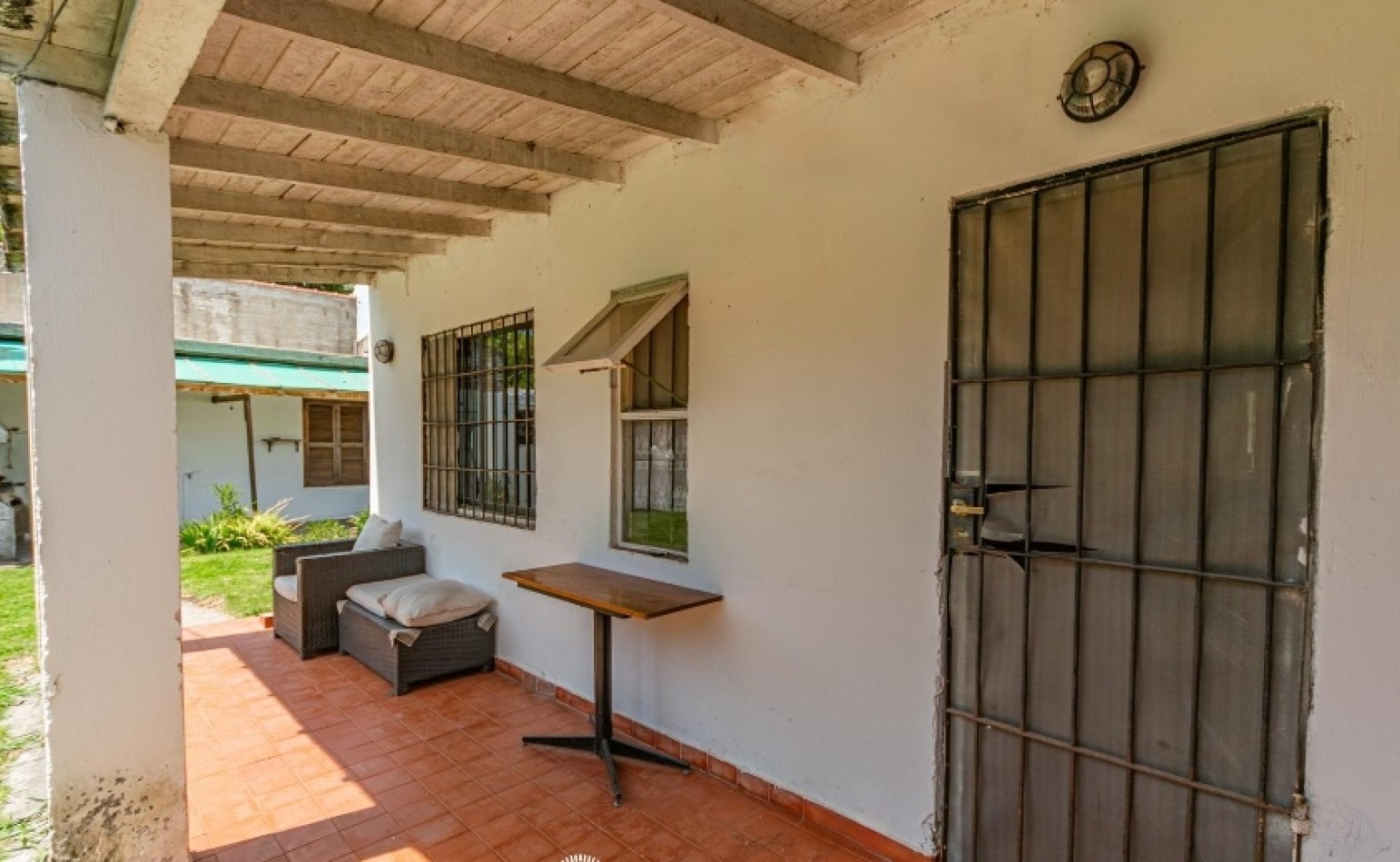 CASA DE 3 AMBIENTES + DEPARTAMENTO DE 2 AMBIENTES