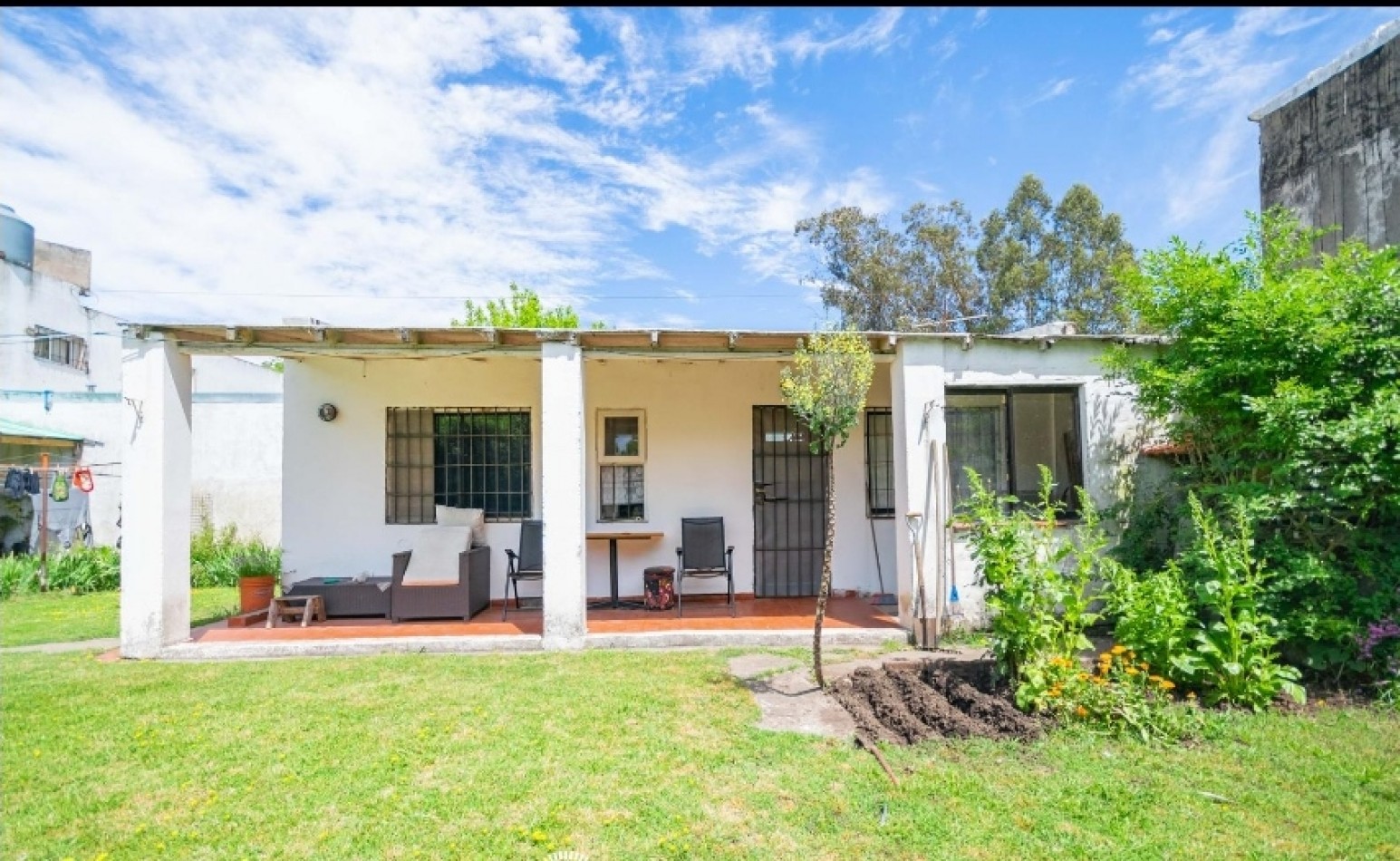 CASA DE 3 AMBIENTES + DEPARTAMENTO DE 2 AMBIENTES