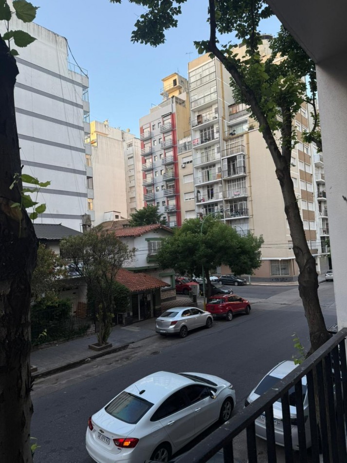 Dos ambientes a la calle con balcon Zona Plaza colon