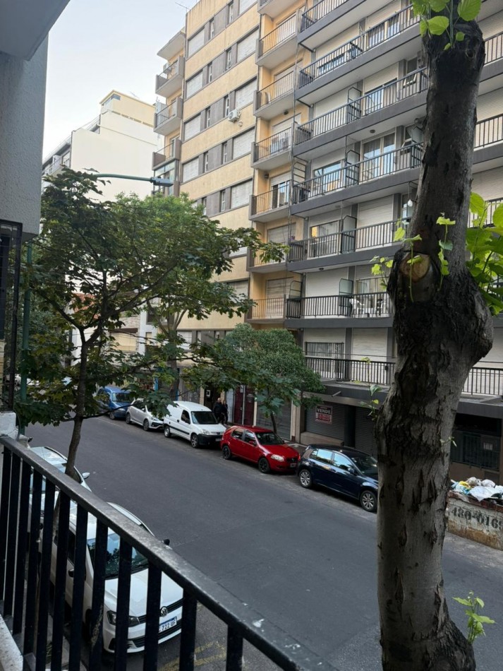 Dos ambientes a la calle con balcon Zona Plaza colon
