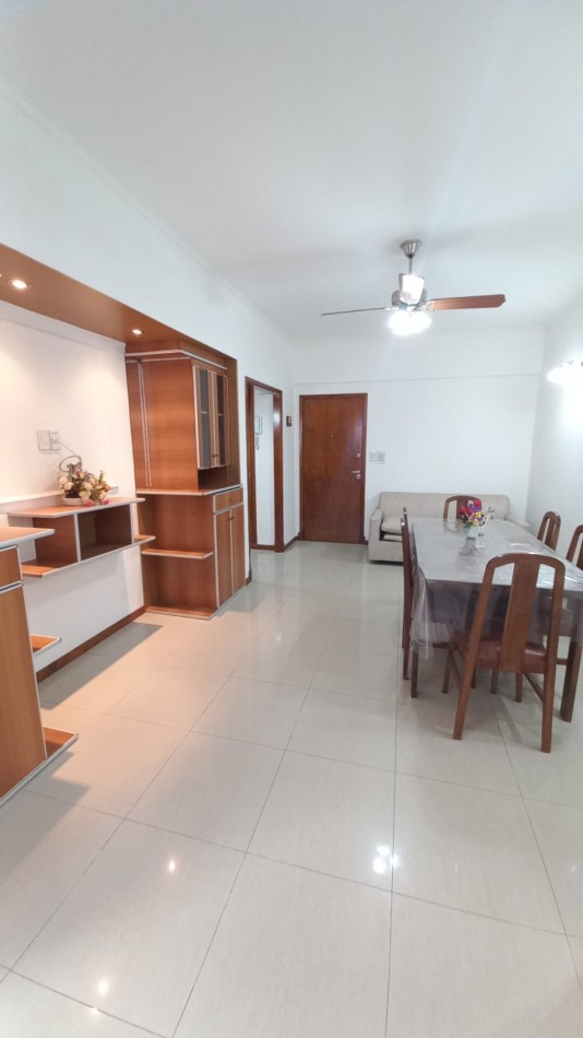 Departamento dos ambientes a la calle con balcon cerrado