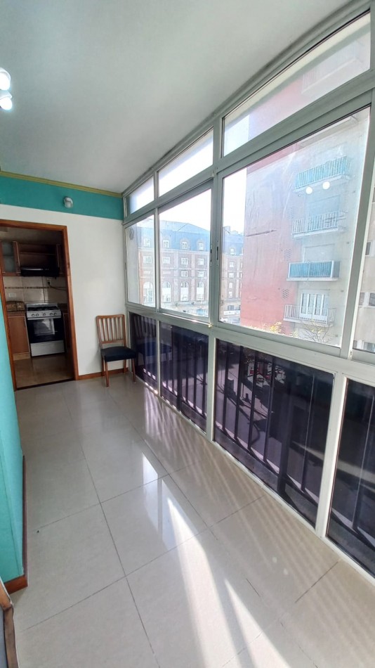 Departamento dos ambientes a la calle con balcon cerrado