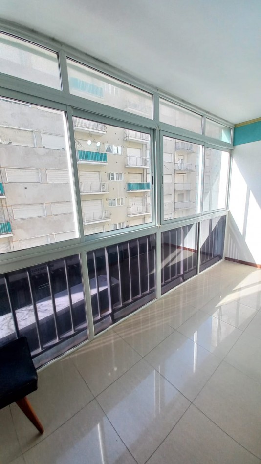 Departamento dos ambientes a la calle con balcon cerrado