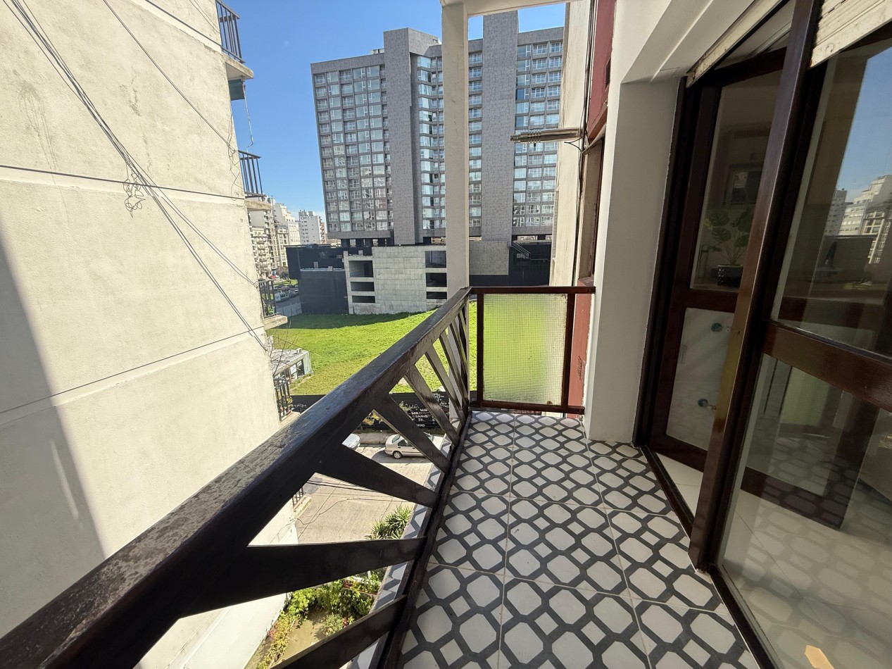 HERMOSO DEPARTAMENTO TRES AMBIENTES CON COCHERA