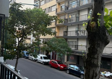 Dos ambientes a la calle con balcon Zona Plaza colon 